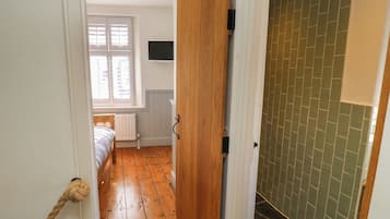 2 bedrooms, individually decorated, individually furnished, free WiFi