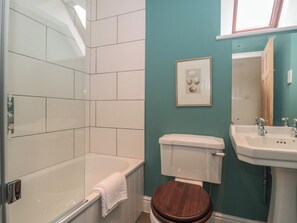 A bathroom with a bathtub, toilet, and sink. - Worthy Barn (Minehead)