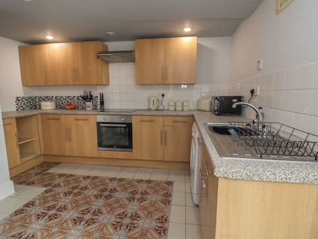 Een koelkast, een vaatwasser, een waterkoker, een broodrooster