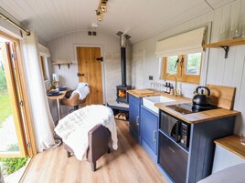 冰箱、电热水壶、烤面包机、厨具/餐具