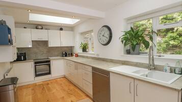 Fridge, dishwasher, cookware/dishes/utensils