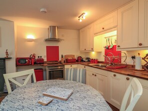 Fridge, dishwasher, cookware/dishes/utensils - Quarter Deck (Salcombe)