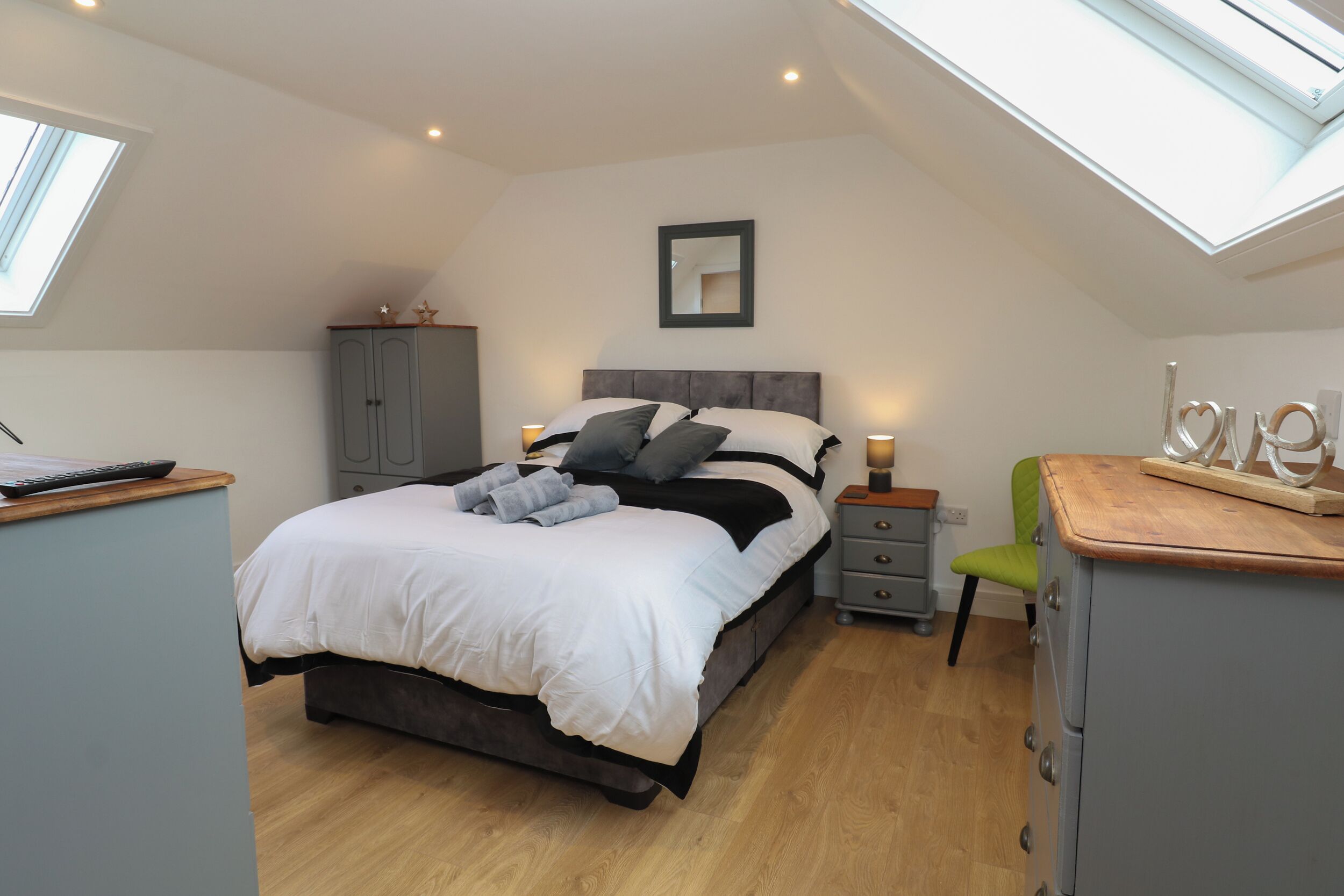 1 habitación, decoración personalizada y muebles diferentes 