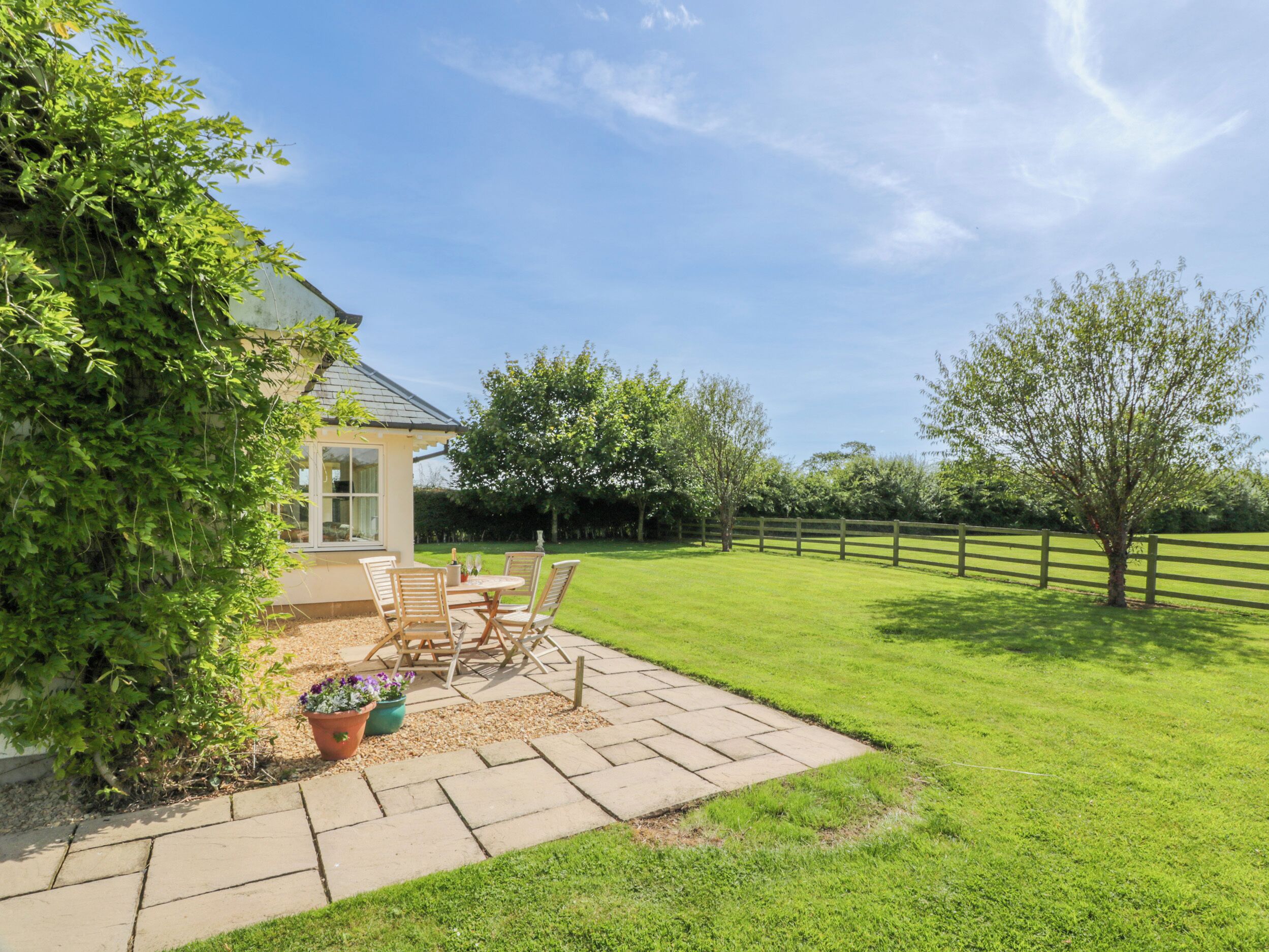 Khu ẩm thực ngoài trời