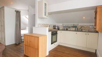 Kühlschrank, Wasserkocher, Toaster, Kochgeschirr/Geschirr/Besteck