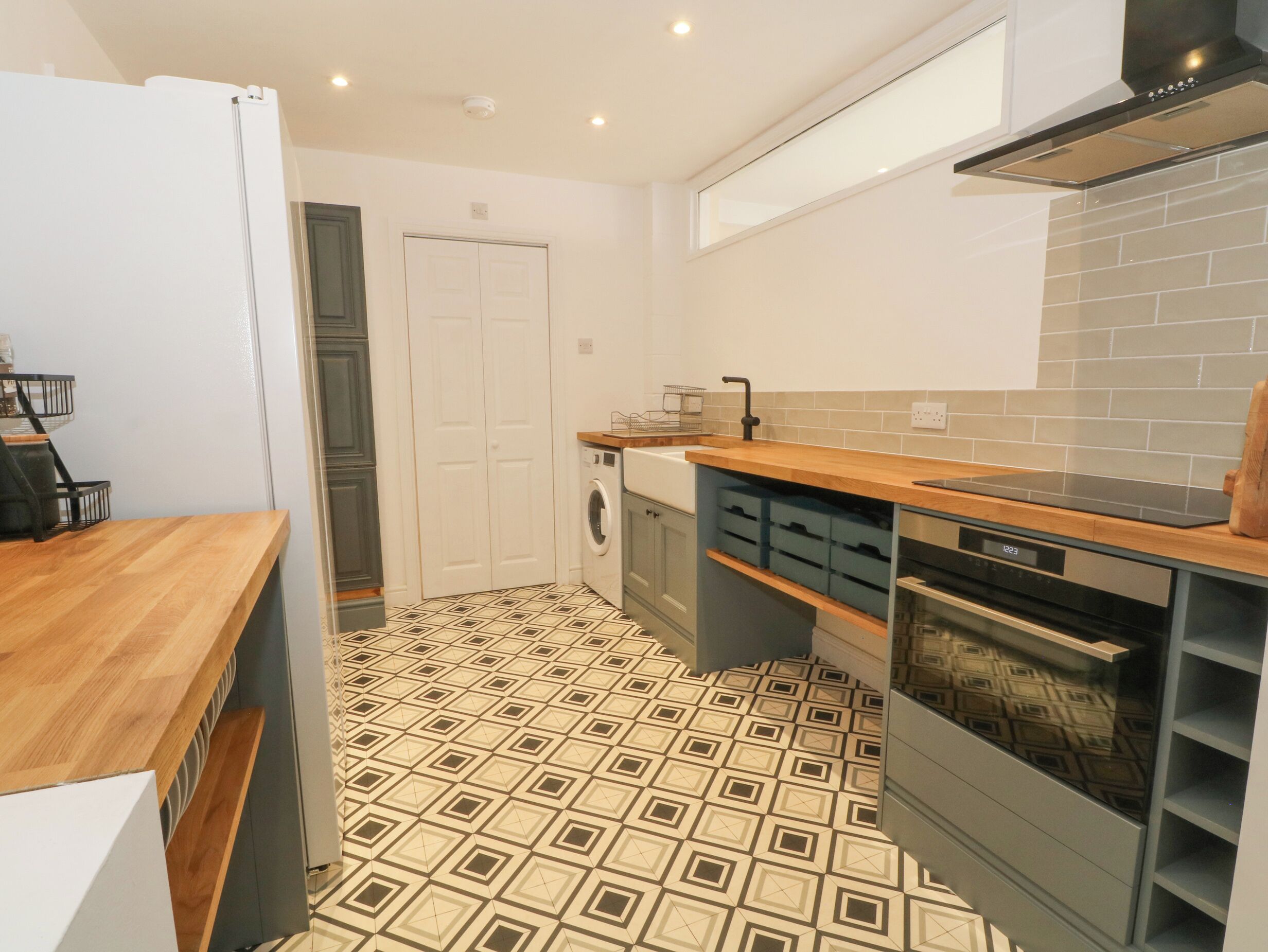 Kühlschrank, Wasserkocher, Toaster, Kochgeschirr/Geschirr/Besteck