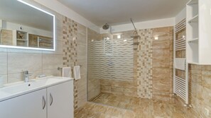 Douche, sèche-cheveux, serviettes fournies