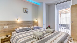 4 bedrooms, iron/ironing board, free WiFi, bed sheets