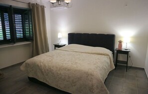 5 bedrooms, iron/ironing board, free WiFi, bed sheets