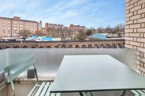 Outdoor dining - Modern Apt - Balcony and Lift - Tube Station (Greater London)