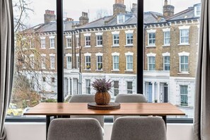 Dining - Modern Apt - Balcony and Lift - Tube Station (Greater London)