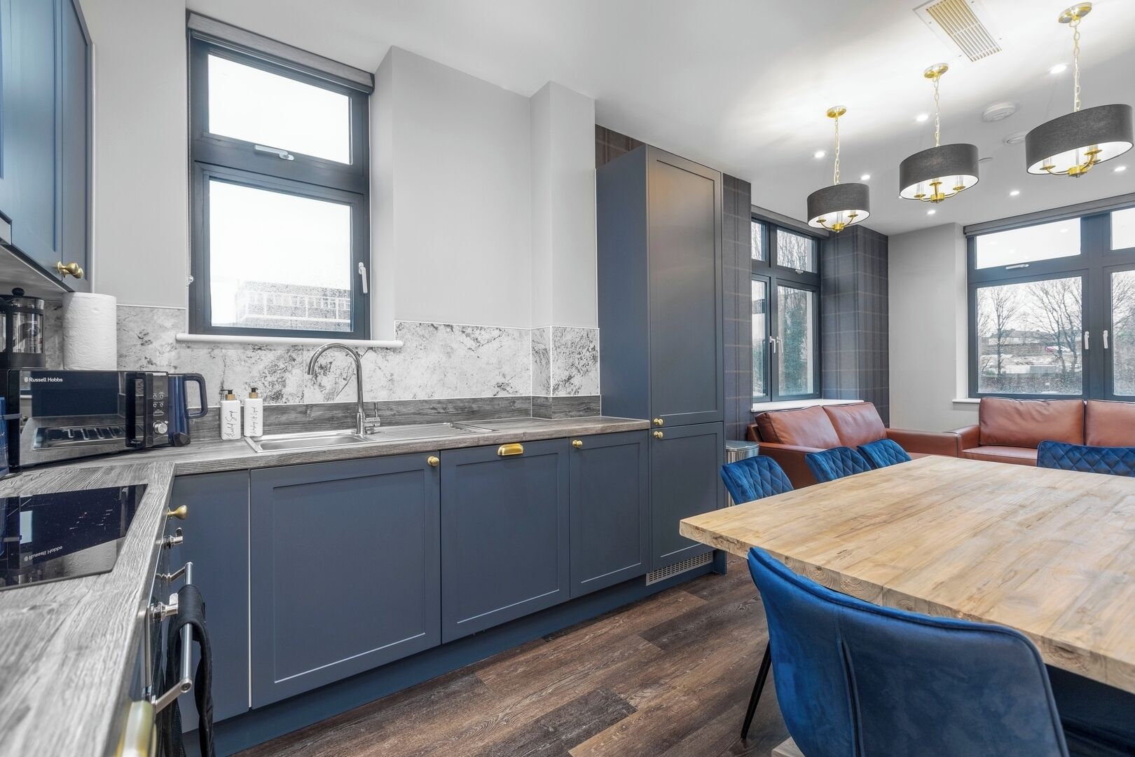 Een koelkast, een magnetron, een oven, een kookplaat