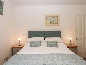 2 Schlafzimmer, individuell dekoriert, individuell eingerichtet