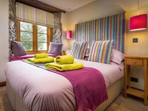 2 Schlafzimmer, individuell dekoriert, individuell eingerichtet