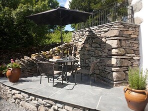 Outdoor dining - The Cosy Peacock (Windermere)