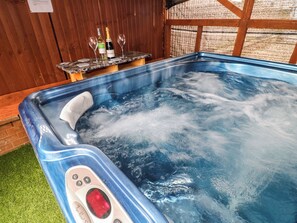 Outdoor spa tub - Stensonhill Lodge (Derby)