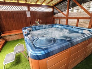 Outdoor spa tub - Stensonhill Lodge (Derby)