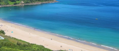 Una playa cerca
