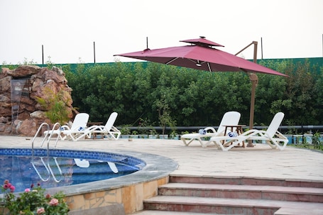Una piscina techada, una piscina al aire libre