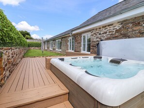 Outdoor spa tub - Old Orchard Barn (Saltash)