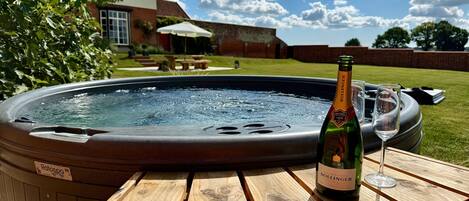 Cottage | Outdoor spa tub