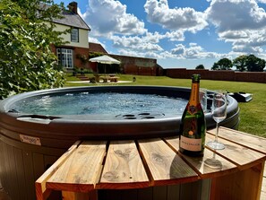Cottage | Outdoor spa tub