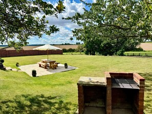 Outdoor dining - Knights Farm (Ipswich)