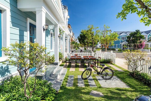Serene Villa 5 minutes to the Bikini Beach! Family-sized with Lake-view BBQ area