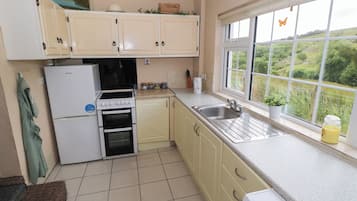 Dishwasher, electric kettle, toaster, cookware/dishes/utensils