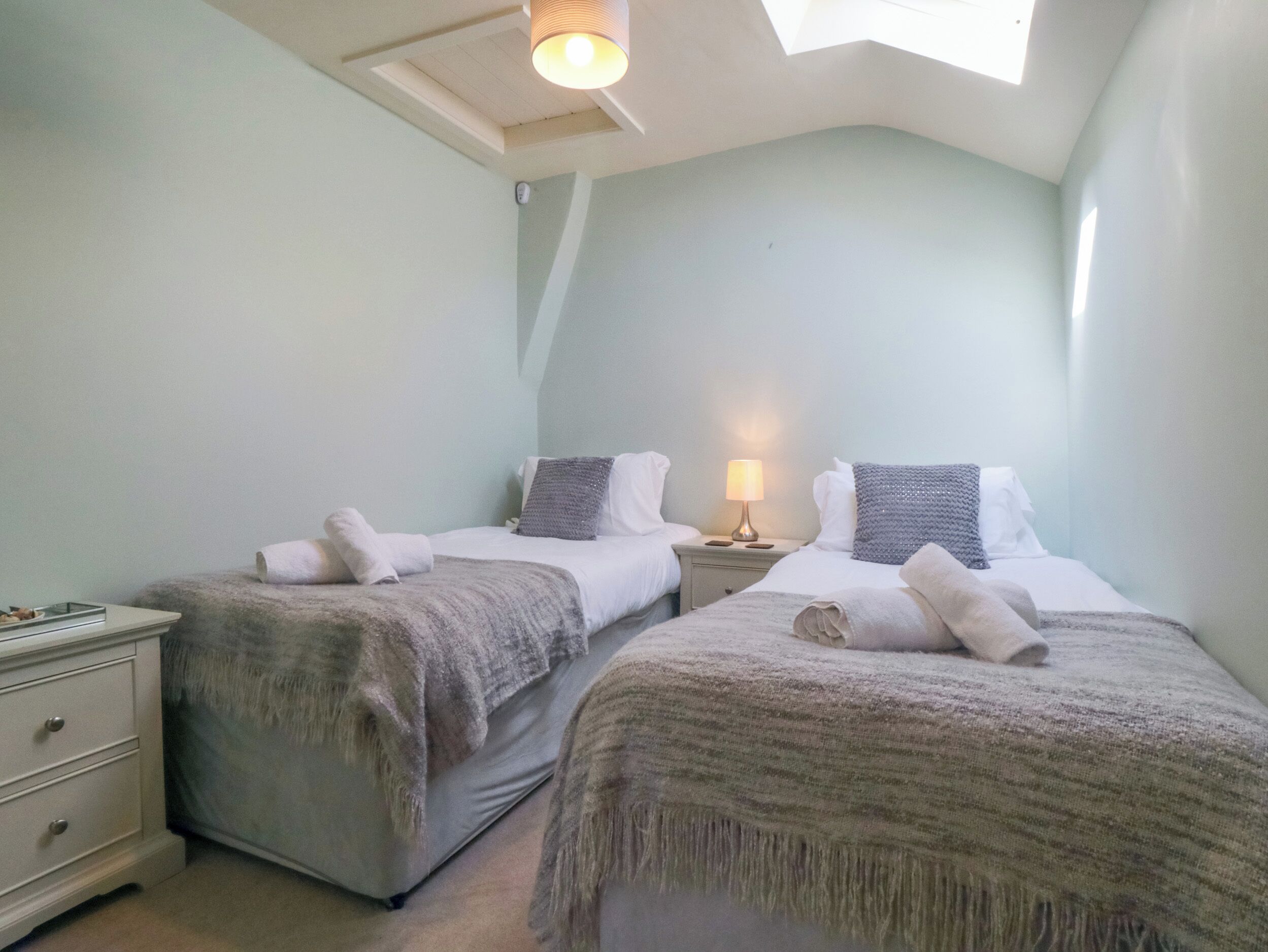 4 عدّة غرف نوم وبديكورات فريدة لكل غرفة وطراز فريد لكل وحدة