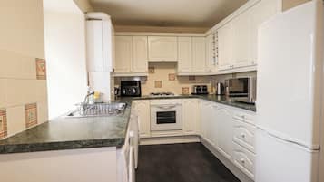 Electric kettle, toaster, cookware/dishes/utensils