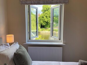 2 عدّة غرف نوم وبديكورات فريدة لكل غرفة وطراز فريد لكل وحدة