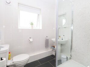 Cottage | Bathroom | Shower - 19 Waterside Park (Lowestoft)