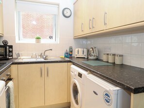 Cottage | Private kitchen | Fridge, electric kettle, toaster, cookware/dishes/utensils