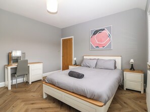 2 Schlafzimmer, individuell dekoriert, individuell eingerichtet
