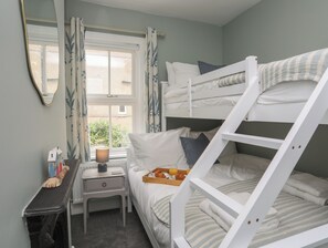 2 makuuhuonetta, yksilöllisesti sisustettu, yksilöllisesti kalustettu