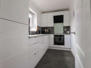 Tủ lạnh, máy rửa bát, ấm điện, lò nướng bánh mì