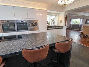 Kühlschrank, Geschirrspüler, Kochgeschirr/Geschirr/Besteck