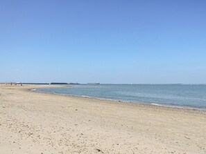 Pantai berhampiran