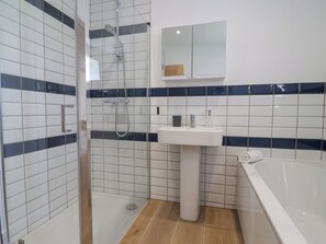 Douche, sèche-cheveux