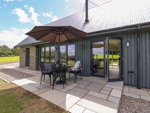 Outdoor dining - Strawberry Cottage (Blairgowrie)