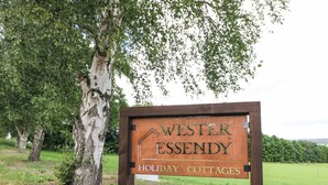 Señal de madera para Cabañas Vacacionales Wester Essend.