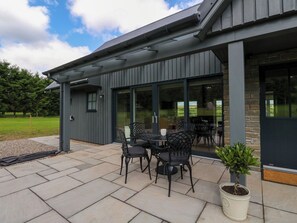 Outdoor dining - Bramble Cottage (Blairgowrie)