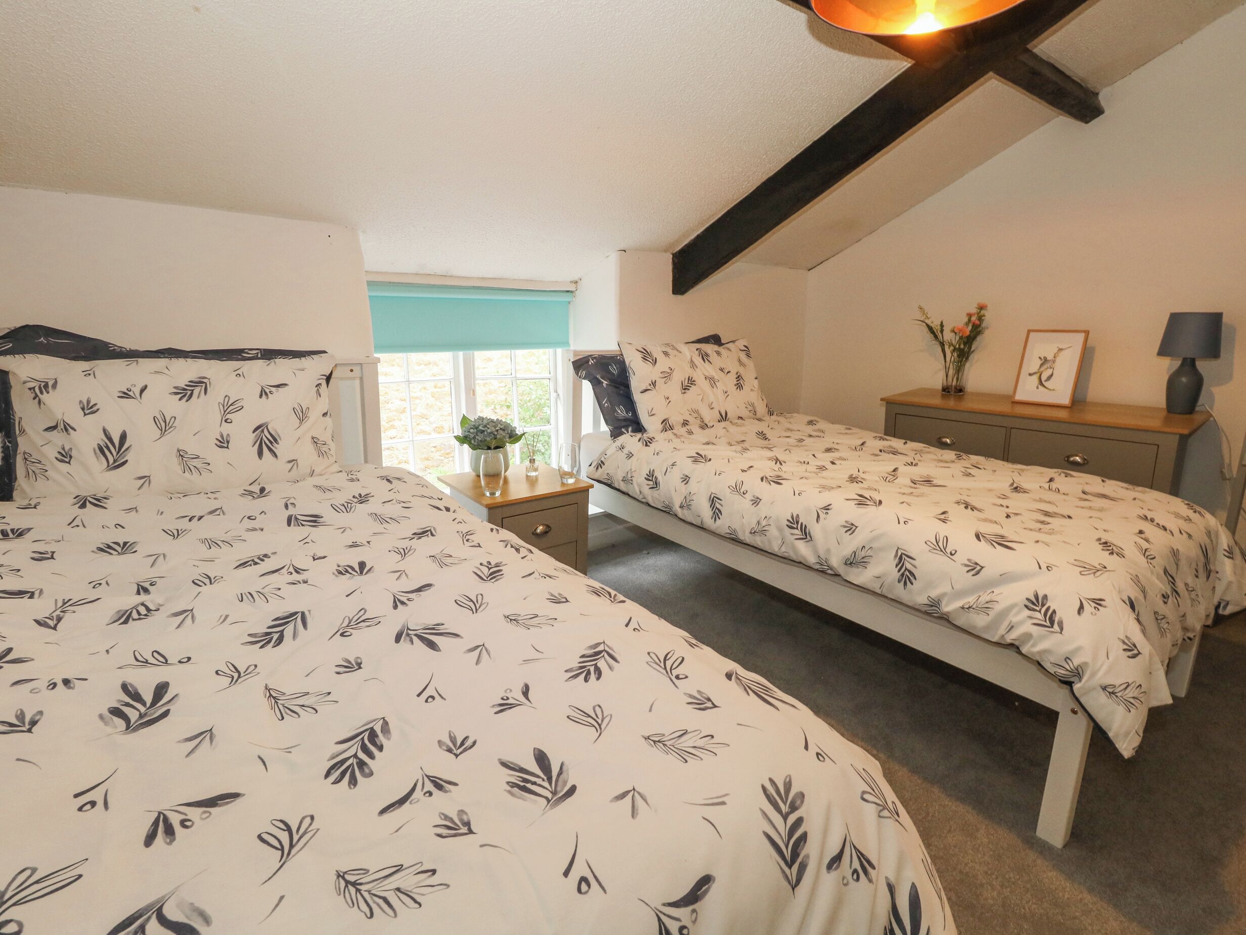 2 Schlafzimmer, individuell dekoriert, individuell eingerichtet