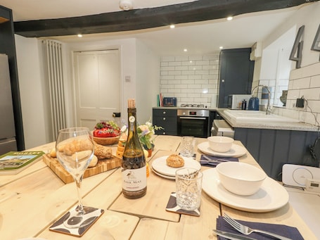 Refrigerador, lavavajillas, tetera eléctrica y tostadora