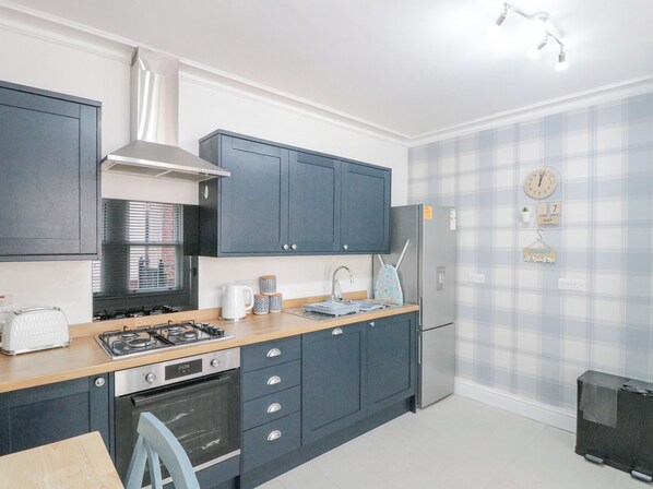 Fridge, dishwasher, cookware/dishes/utensils
