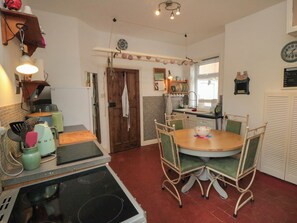 Fridge, dishwasher, electric kettle, toaster - 61 West Avenue (Filey)