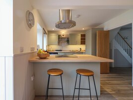 Frigorífico, lavavajillas, hervidor eléctrico y tostadora