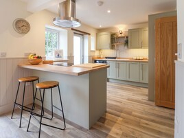 Frigorífico, lavavajillas, hervidor eléctrico y tostadora