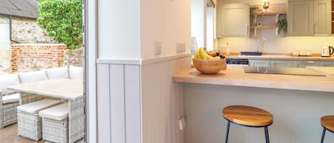 Réfrigérateur, lave-vaisselle, bouilloire électrique, grille-pain